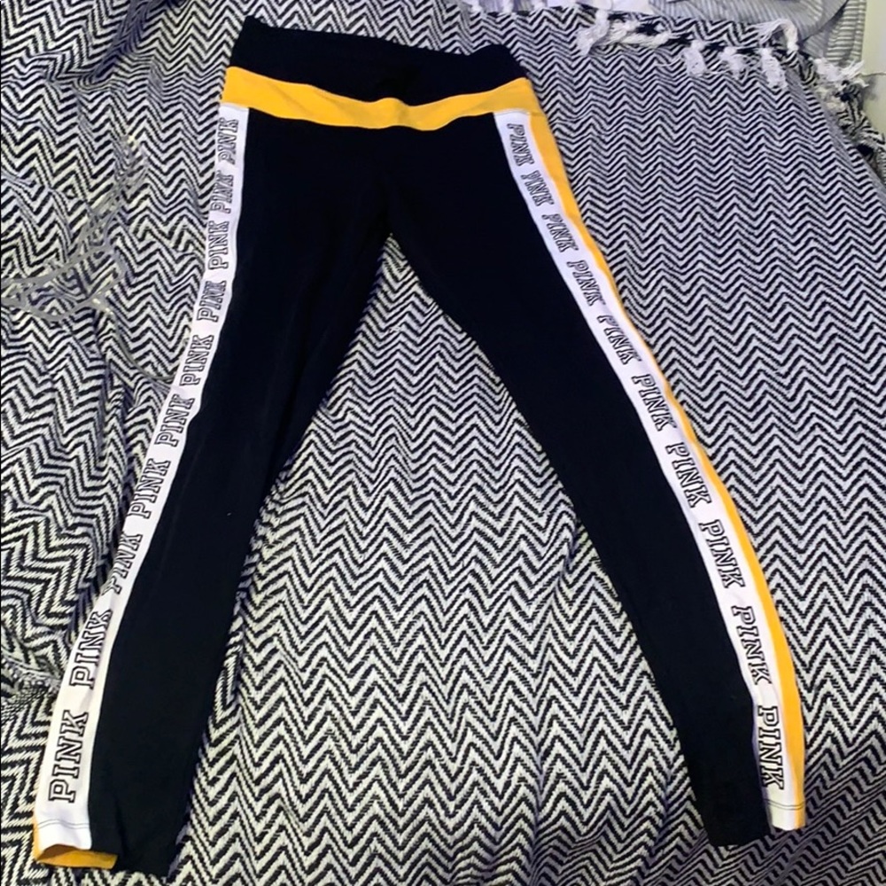 CUTE VICTORIA SECRET YOGA PANTS !!